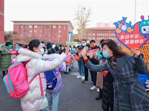 带糖果棒棒糖的风趣孩子，快乐的小女孩大吃大喝高清摄影大图-千库网