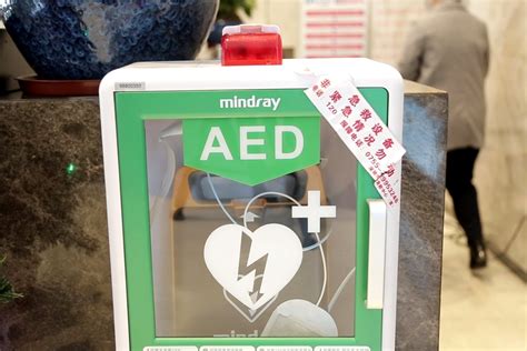 龙岗一中年男子心脏骤停倒地 接力抢救！路人+AED协力搭起生命线_凤凰网视频_凤凰网