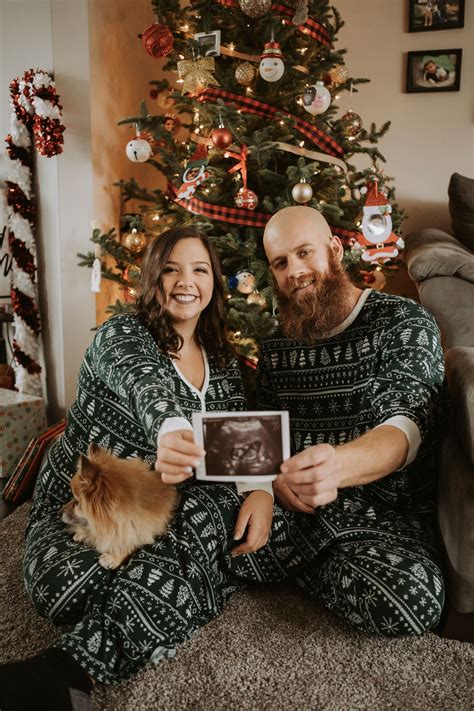 Family Christmas Photos, Pregnancy Announcement, Family Photos Outfits ...