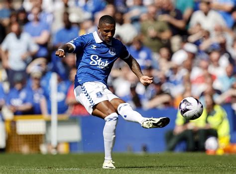 Confirmed: Everton Star Signs New Contract with £20m Signing Expected ...