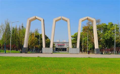 三拱门、雕像“1958”···听一听「湘大地标」背后的故事！_湘潭
