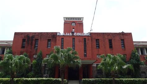 Top 10 Economics Colleges in Delhi University | CollegeDekho