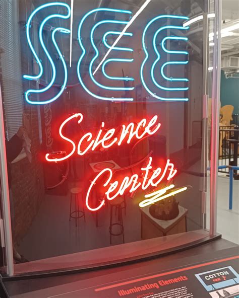 Science Center Sign 的图像结果