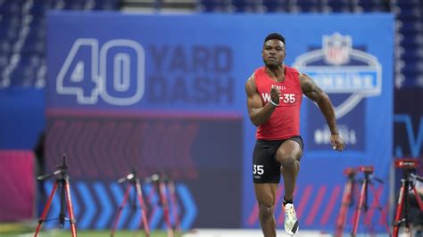 Skyler Bell runs official 4.40-second 40-yard dash at 2026 combine Vector Art