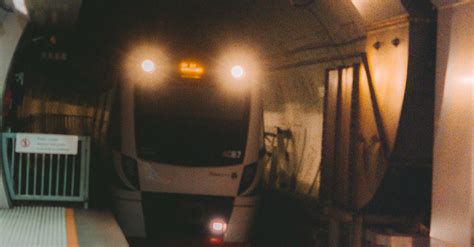 White Colour Local Train 的图像结果