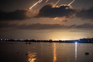 Oleadas de bombardeos desde Irán provocan muertos, heridos y ...