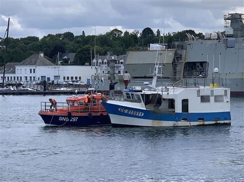 Le Bayota II en panne moteur remorqué par la SNSM - Quimper.maville.com