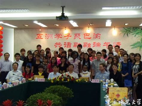 留学生志愿者在重庆感受中国春运 服务出行旅客-新闻中心-温州网