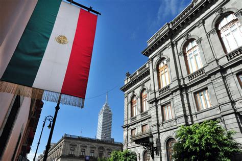 Mexico: Eight killed after a bus collides with trailer truck By IANS