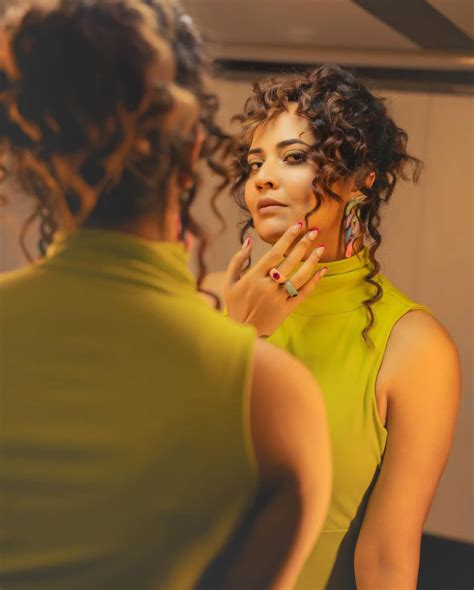 Anasuya Bharadwaj : కొత్త హెయిర్ స్టైల్‌తో అనసూయ హాట్ పోజులు ...