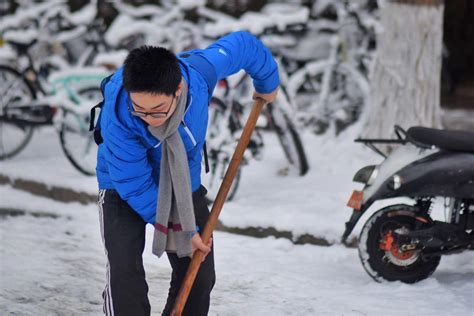 北京大学“五四奖学金”获奖学生开展志愿扫雪活动