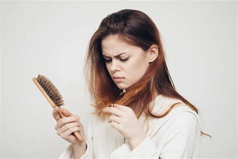 女人脱发怎么调理，女生经常掉头发是什么原因掉头发很厉害怎么办 - 科猫网