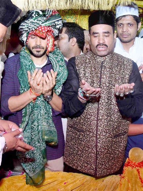 SEE PICS: Emraan Hashmi, Mohd Azharuddin seek blessings at Nizamuddin ...