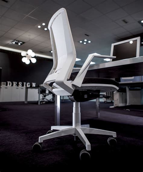 Headrest vs. Adjustable Arms: What's most important in an office chair ...