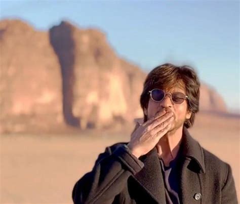 Shah Rukh Khan mobbed by his fans at Srinagar Airport - IBTimes India