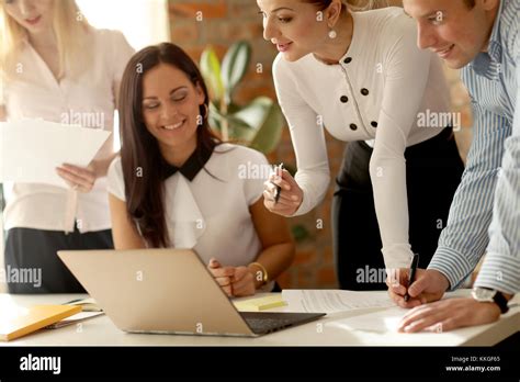 Business People at Work 的图像结果