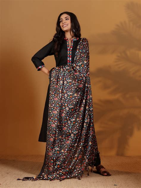 Varanga Women Mandarin Collar Embroidered Straight Kurta With Trouser ...
