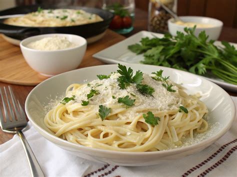 Homemade Alfredo Sauce: 5-Minute Bold Creamy Classic