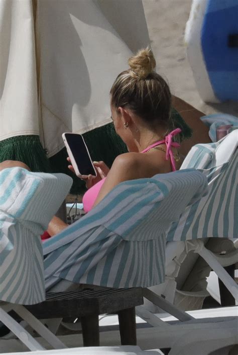 Tiffany Watson and Lucy Watson - Beach in Barcelona 09/01/2022 • CelebMafia