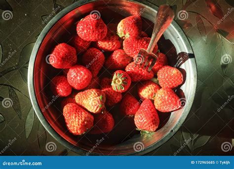 A pot of strawberries stock image. Image of sunlight - 172965685