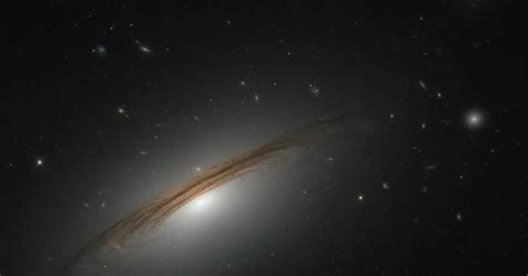 NASA's Hubble Space Telescope discovered a stunning 'hybrid galaxy ...