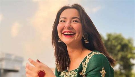 Pakistani actress Hania Aamir mobbed by crowd, actress loses her cool ...
