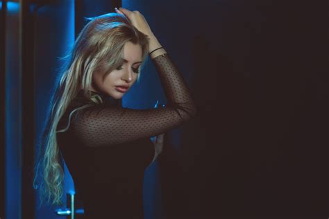 Download wallpaper makeup, sponge, Montse Roura, section girls in resolution 2048x1368