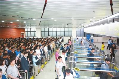 珠海特区报数字报-珠海边检查验出入境旅客220万人次
