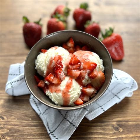 Ice Cream with Strawberry Syrup & Fresh Strawberries - Weavers Orchard