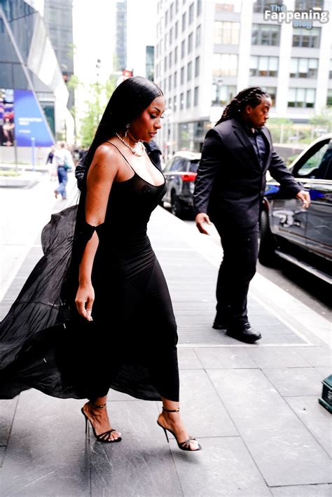 Yung Miami Flashes Her Nude Boobs at the 35th Annual GLAAD Media Awards in NYC - Fappening🍆💦