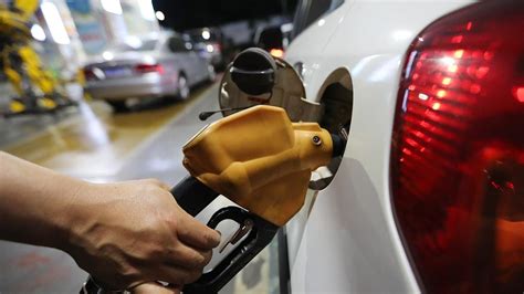 成品油价迎来年内最大降幅，“两连跌”后消费者出行成本降低_能见度_澎湃新闻-The Paper