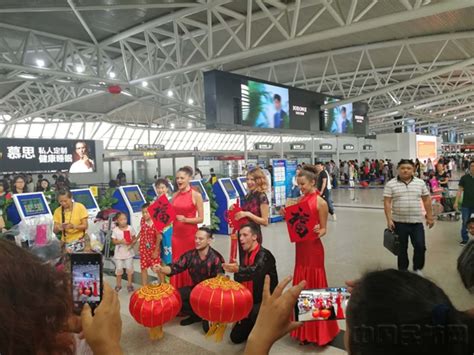 真情服务无国界 三亚机场歌舞温暖回家路（图）-中国民航网