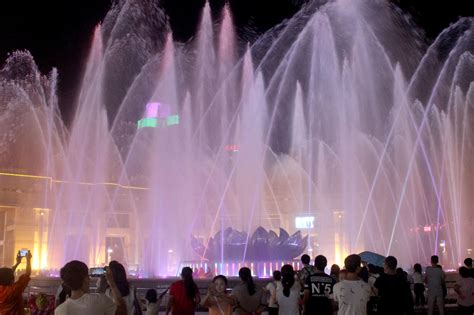 泉城广场喷泉蔚为壮观，寓意“泉育荷”_荷花_水自_平松