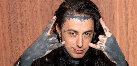Além de fracassos, Ronnie Radke (Falling In Reverse) também coleciona ...