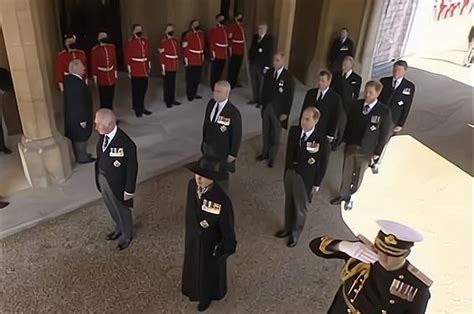 亲王葬礼上全员放弃穿军装,陪伴哈里穿西装,英女王为何这么做|哈里|王室|亲王_新浪新闻