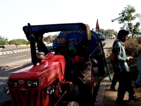 Fury in locals spraying gutter water on trees on Valsad Highway | વલસાડ ...