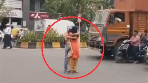Pune Viral Video: Couple Hugs In Middle Of Road In Pimple-Saudagar ...