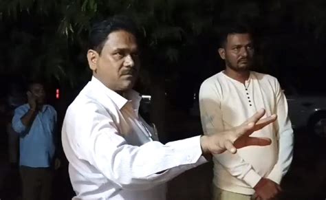 खुद को STF प्रभारी बताकर अवैध चेकिंग कर रहे थे राजस्व निरीक्षक, कैमरे ...