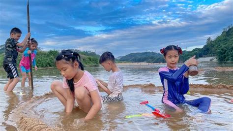 广州夏日亲子玩水好去处，河边抓虾，摸鱼、踩水，太好玩了_帐篷_河滩_花布