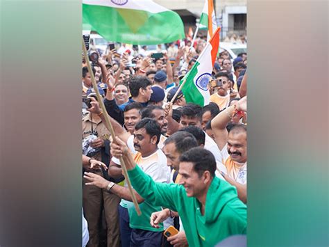 Akshay Kumar, Devendra Fadnavis flag off police personnel car, bike ...