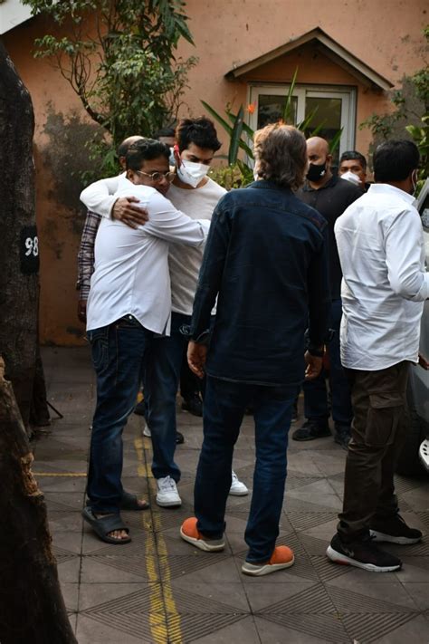 Varun Dhawan, brother Rohit attend driver Manoj Sahu's funeral in ...