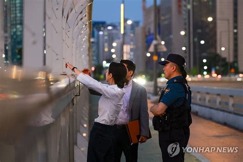 김건희 여사, 자살 예방 및 구조 활동 경찰과 마포대교 도보 순찰 | 연합뉴스