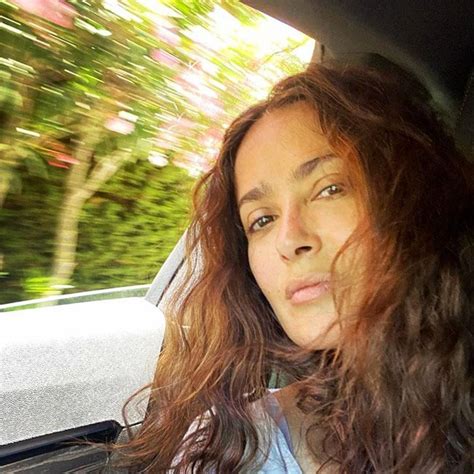 Si Salma Hayek siempre se hace los mejores ‘selfies’ sin maquillar y con el pelo rizado al ...