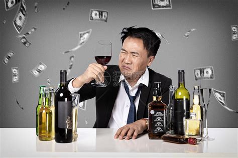 喝酒的男人图片素材-正版创意图片501036040-摄图网
