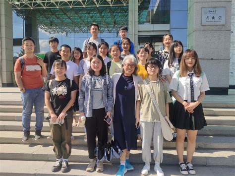 武汉200余位留学生参观抗疫展 感受中国抗疫精神-国际在线