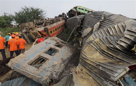 印度列车脱轨相撞事故已造成至少288人死亡-新华网