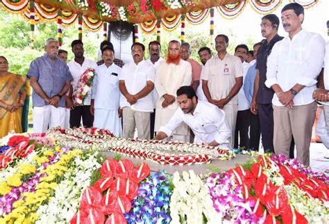 YSR Jayanthi 2022:వైఎస్సార్‌కు నివాళులర్పించిన కుటుంబ సభ్యులు.. | cm ys ...