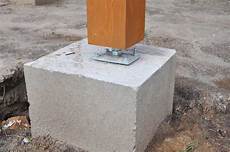 pfosten auf beton befestigen braucht f 252 r einen kletterturm ein betonfundament pfosten auf beton befestigen braucht f 252 r einen kletterturm ein betonfundament
