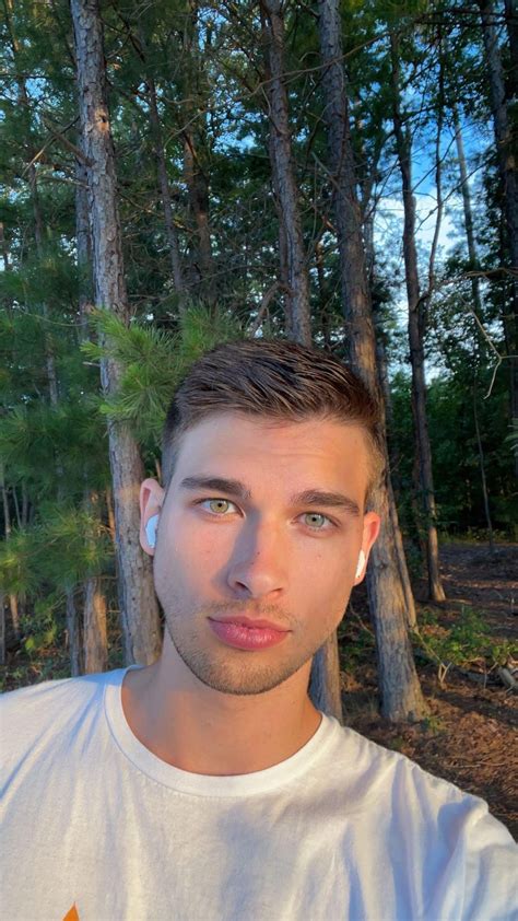 The woods are my favorite backdrop : r/gaybrosgonemild