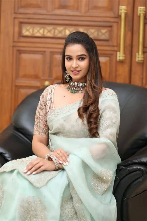 Pujita Ponnada : రావణాసుర ప్రీ రిలీజ్ ఈవెంట్‌లో చీరలో సందడి చేసిన పూజిత ...